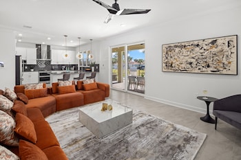 harbor island beach club by villatel
