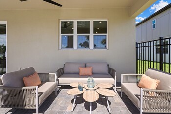 harbor island beach club by villatel