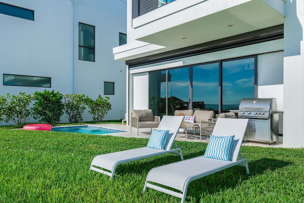 harbor island beach club by villatel
