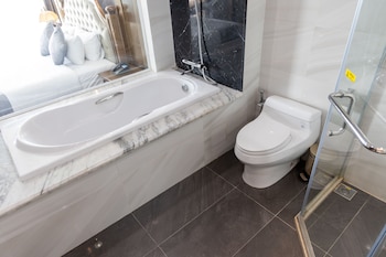 cat ba paradise hotel sky bar and massage