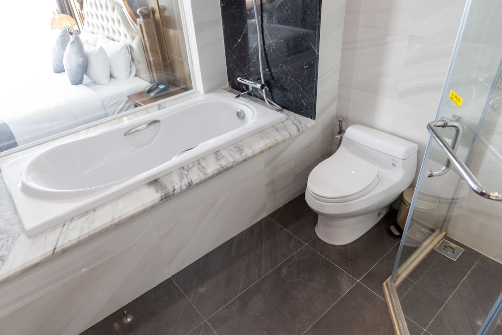 cat ba paradise hotel sky bar and massage