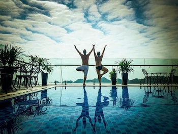 cat ba paradise hotel sky bar and massage