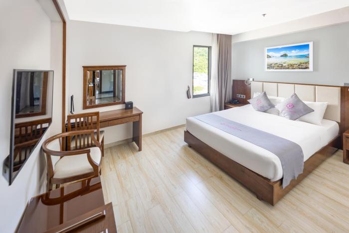 cat ba paradise hotel sky bar and massage