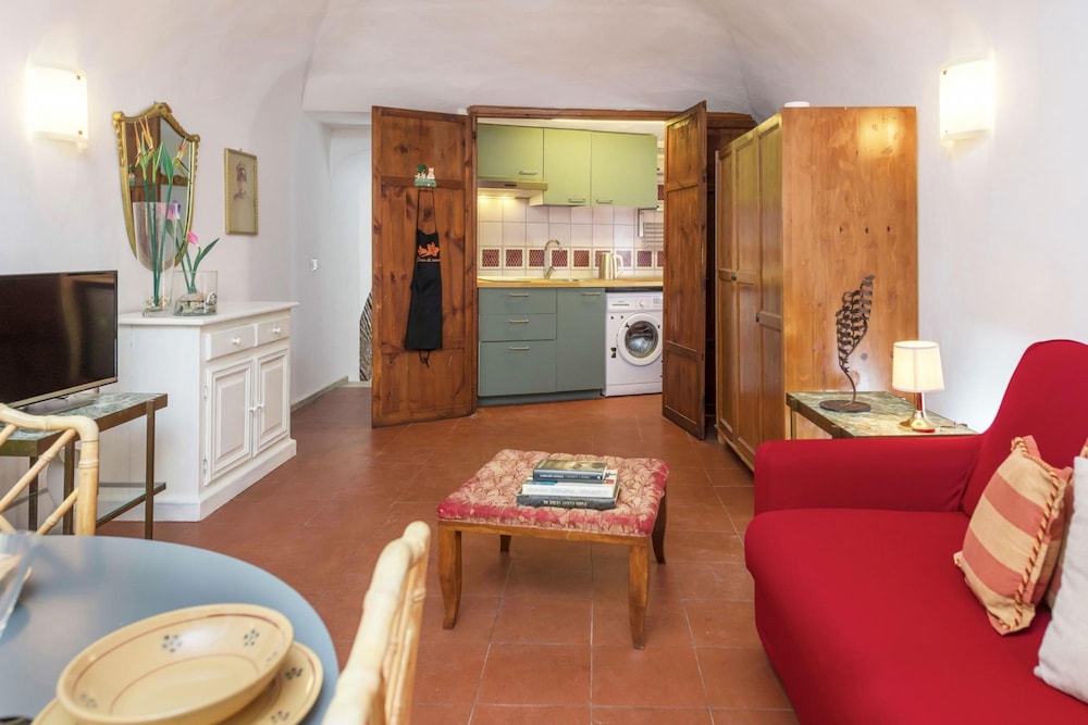 diana in roma with 1 bedrooms and 1 bathrooms