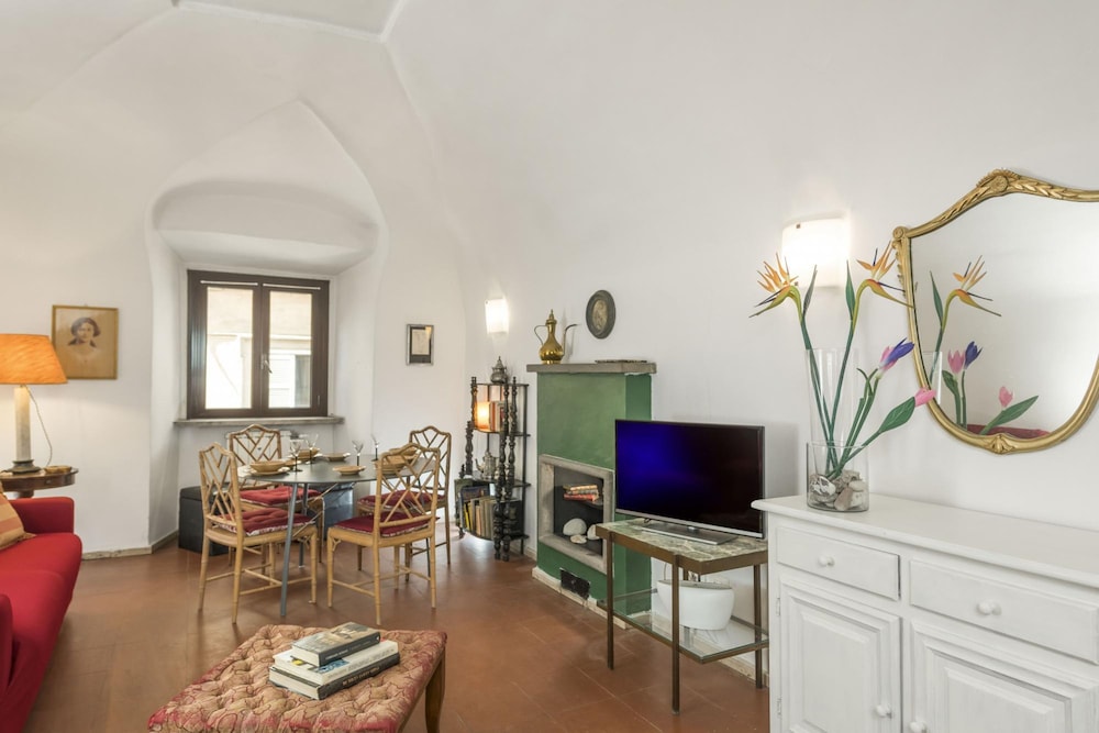 diana in roma with 1 bedrooms and 1 bathrooms