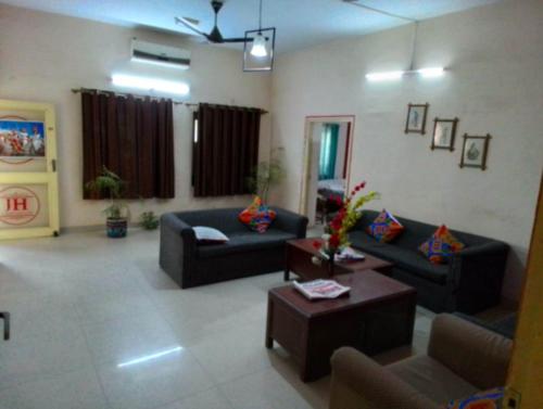 hotel singhasan house