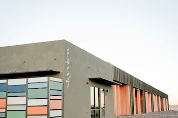 Skyview Hotel,876 W Sr 24,2 star