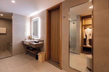 Holiday Inn Sepang Airport, An Ihg Hotel,Kota Warisan>>Dengkil,4 star