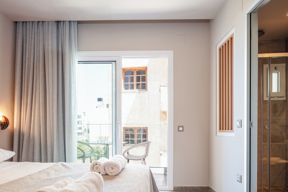 skipper beachfront suites