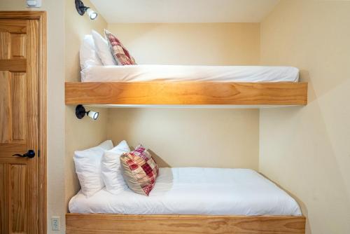 riverfront blocks to ski mtn views hot tub viking lodge 217 1 bedroom condo by redawning