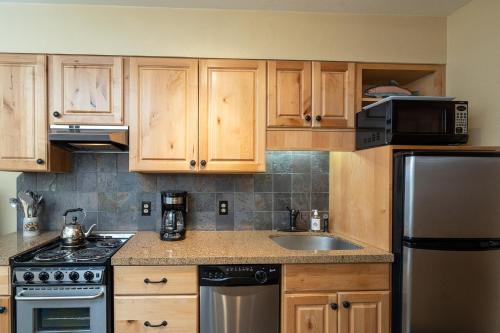 riverfront blocks to ski mtn views hot tub viking lodge 217 1 bedroom condo by redawning