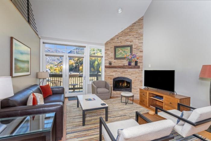 slopeside paradise penthouse at lift 7 views fireplace deck hot tub 3 bedroom condo by redawning