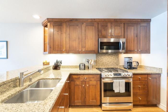 slopeside paradise penthouse at lift 7 views fireplace deck hot tub 3 bedroom condo by redawning