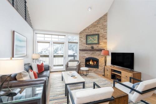 slopeside paradise penthouse at lift 7 views fireplace deck hot tub 3 bedroom condo by redawning