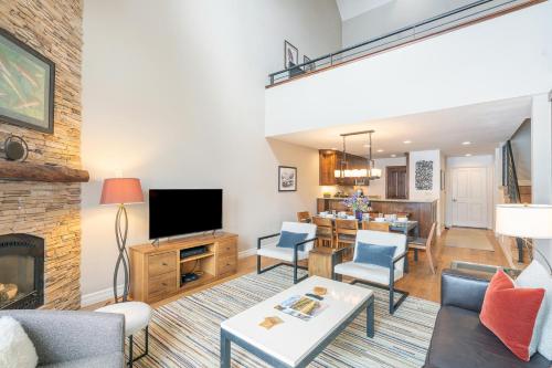 slopeside paradise penthouse at lift 7 views fireplace deck hot tub 3 bedroom condo by redawning