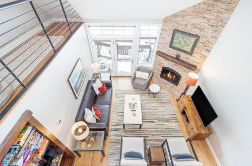 slopeside paradise penthouse at lift 7 views fireplace deck hot tub 3 bedroom condo by redawning