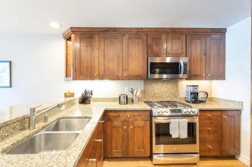 slopeside paradise penthouse at lift 7 views fireplace deck hot tub 3 bedroom condo by redawning