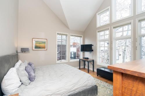 slopeside paradise penthouse at lift 7 views fireplace deck hot tub 3 bedroom condo by redawning