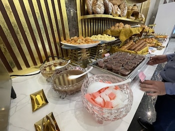 cua dong luxury hotel