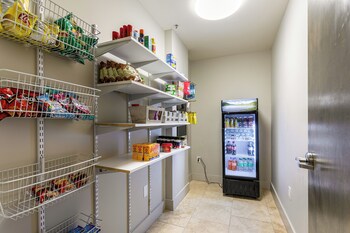 stylish 1br in california building