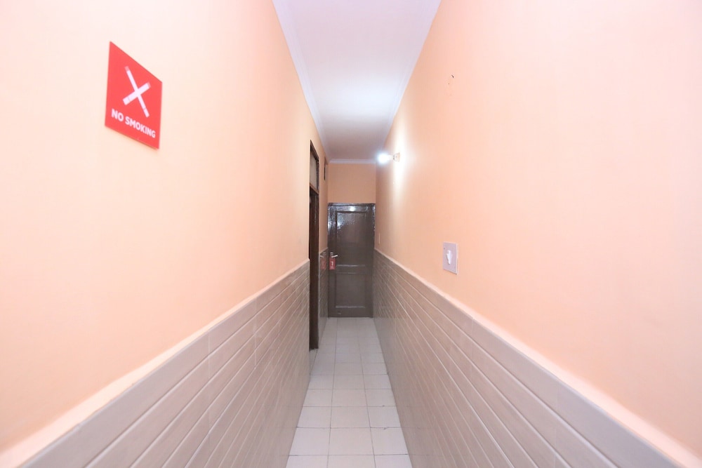 Oyo 10384 Hotel Rajesh Palace,Near Cii Convention Centre,3 star
