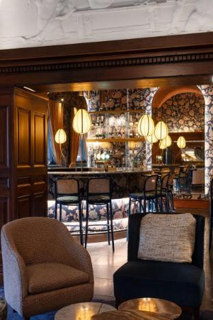 hypernym hotel and suites