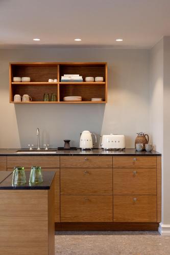 hypernym hotel and suites