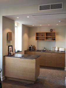 hypernym hotel and suites