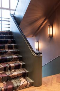 hypernym hotel and suites