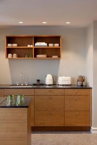 hypernym hotel and suites