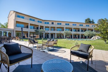 pernes les fontaines