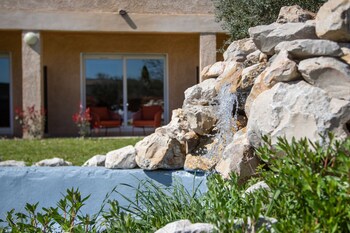 pernes les fontaines