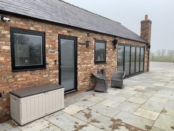 luxury studio cottage at foot of yorkshire wolds