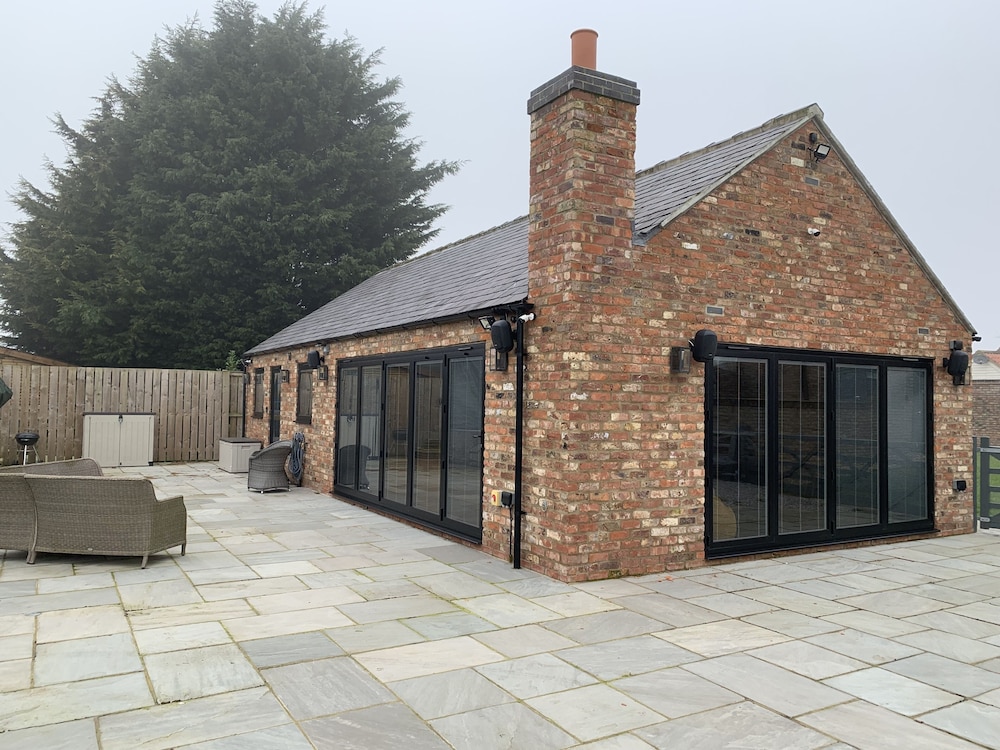 luxury studio cottage at foot of yorkshire wolds