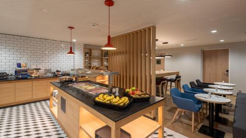 holiday inn express hamburg south a7 as42 an ihg hotel