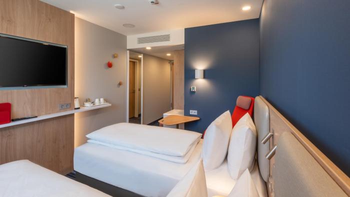 holiday inn express hamburg south a7 as42 an ihg hotel
