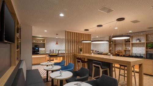 holiday inn express hamburg south a7 as42 an ihg hotel