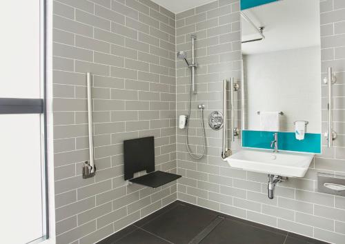 holiday inn express hamburg south a7 as42 an ihg hotel