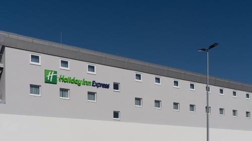 holiday inn express hamburg south a7 as42 an ihg hotel