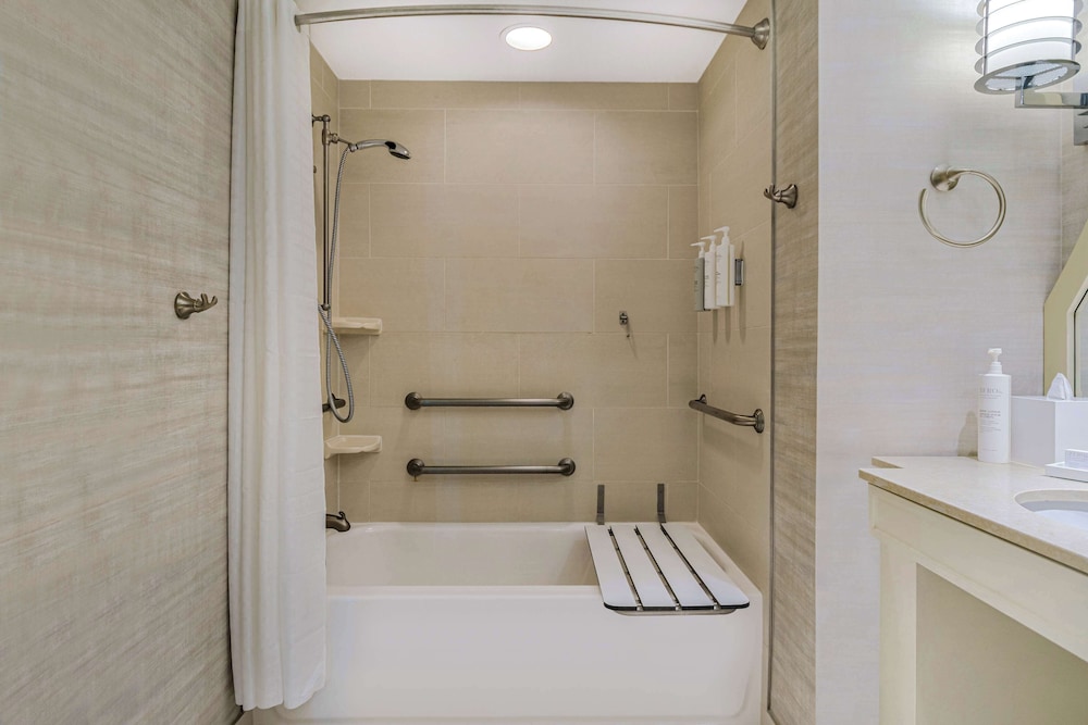 embassy suites houston downtown