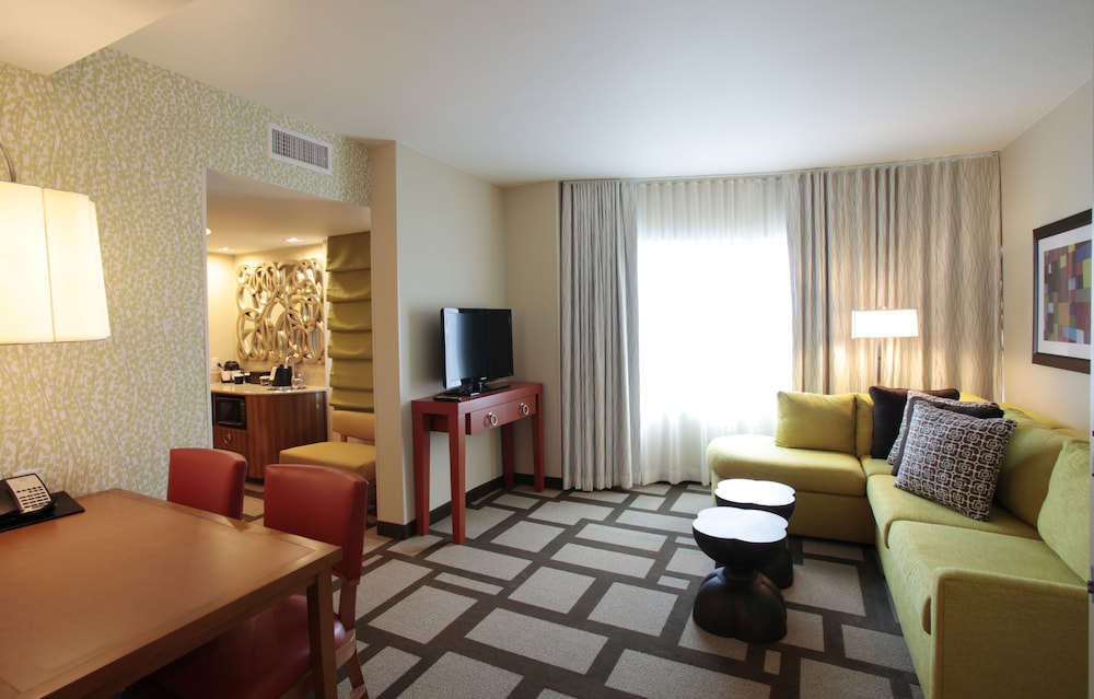 embassy suites houston downtown