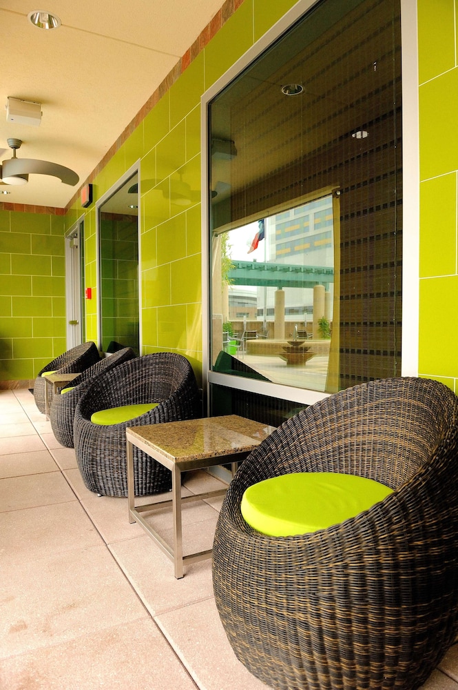 embassy suites houston downtown