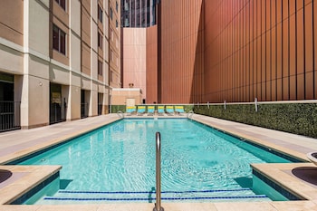 embassy suites houston downtown