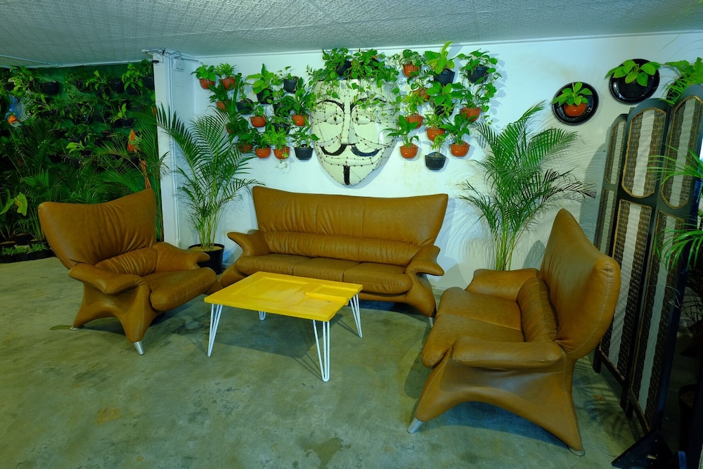 snooze hostel malang