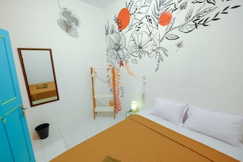 snooze hostel malang