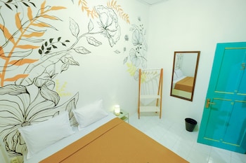 snooze hostel malang