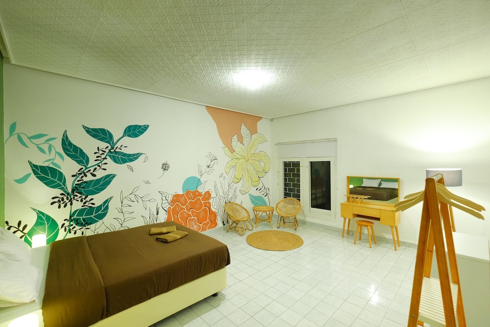 snooze hostel malang