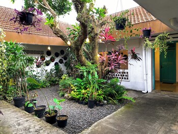 snooze hostel malang