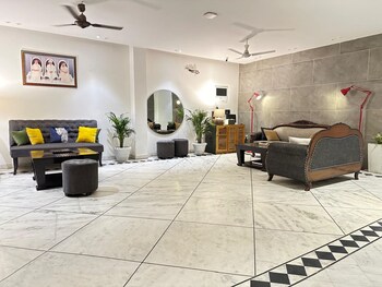 divine inn hotel rajouri gardan