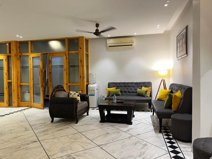 divine inn hotel rajouri gardan